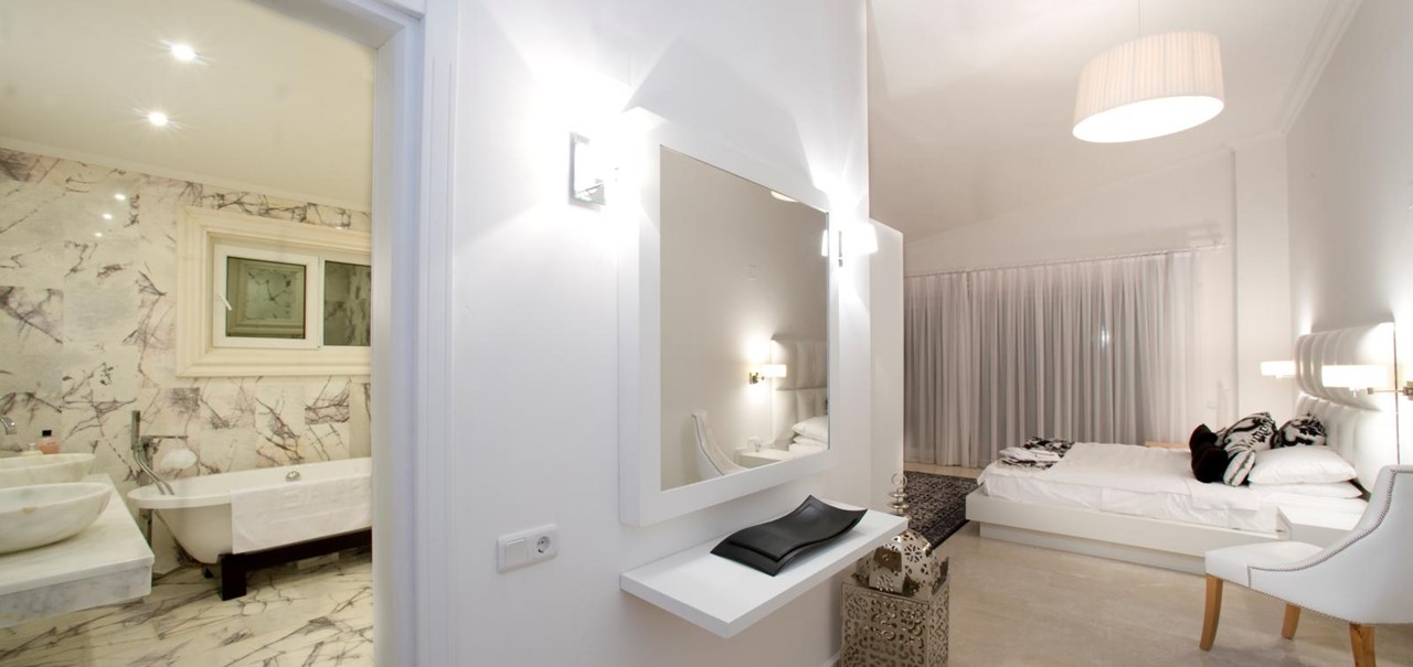 Large bedroom with en-suite marble bathroom